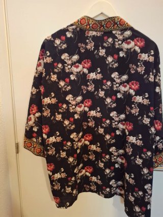 Kimono estampado floral negro
