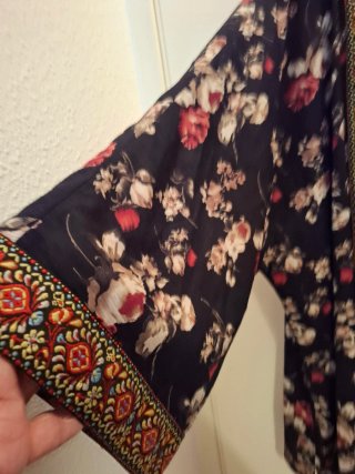 Kimono estampado floral negro