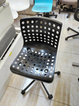 Silla de escritorio negra con diseño perforado