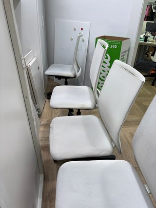 Mobiliario de oficina - Escritorios y percheros