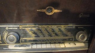 Radiogrammofono vintage marrone