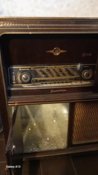 Radiogrammofono vintage marrone