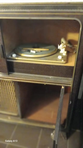 Radiogrammofono vintage marrone