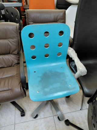 Silla de escritorio azul con base metálica