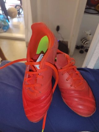 Botas de fútbol infantiles rojas
