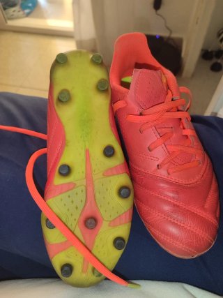 Botas de fútbol infantiles rojas