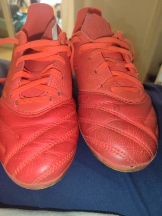 Botas de fútbol infantiles rojas