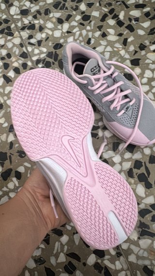 Deportivos grises y rosas