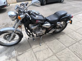 Moto Cruiser Negra y Plateada