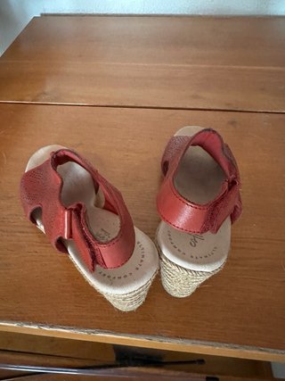 Sandalias de piel granate con cuña