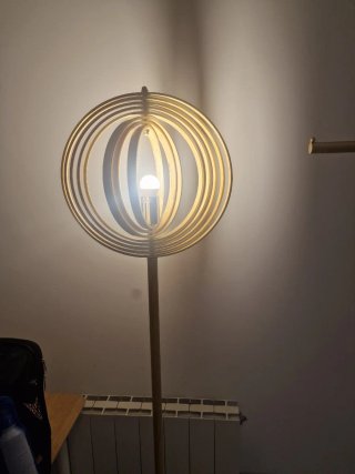 Lámpara de pie de madera