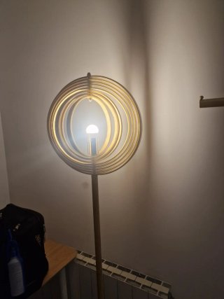 Lámpara de pie de madera