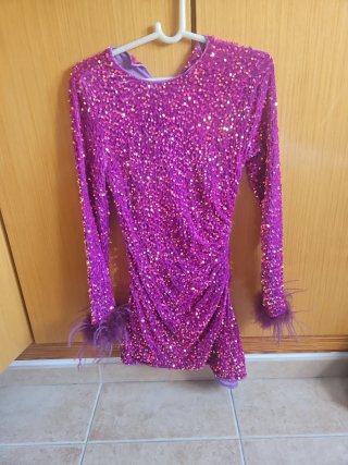 Vestido Morado Brillante con Plumas Vestido Verde
