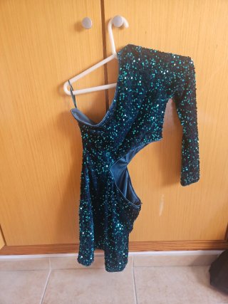 Vestido Morado Brillante con Plumas Vestido Verde