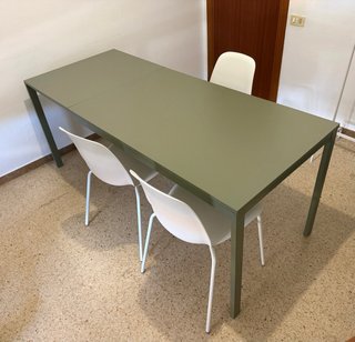 Mesa comedor extensible con 4 sillas blancas