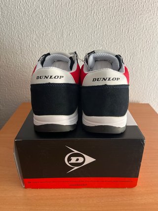 Zapatos de trabajo Dunlop negros y rojos.
