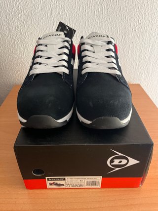 Zapatos de trabajo Dunlop negros y rojos.