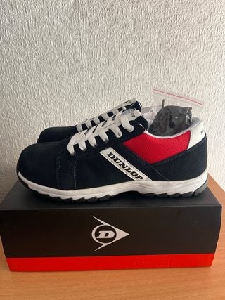 Zapatos de trabajo Dunlop negros y rojos.