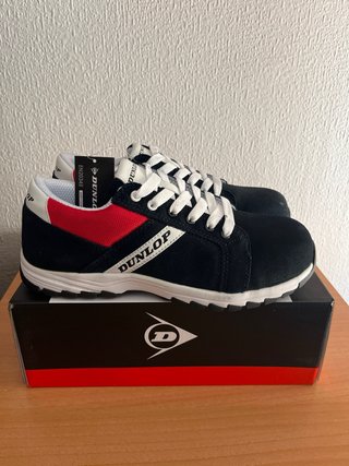 Zapatos de trabajo Dunlop negros y rojos.