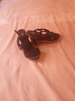 Sandalias de cuña negras