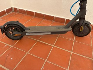 Patinete Eléctrico con Casco.