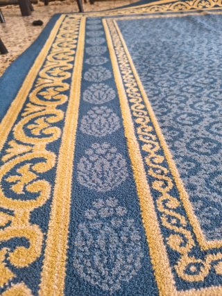 Alfombra azul y dorada