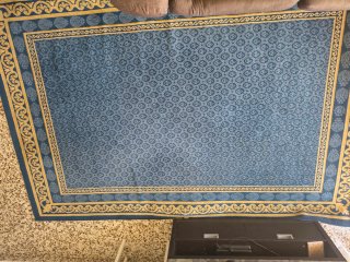 Alfombra azul y dorada