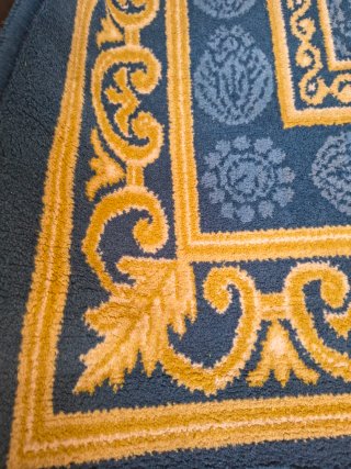 Alfombra azul y dorada