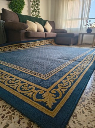 Alfombra azul y dorada