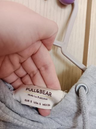 Sudadera gris con detalles en manga