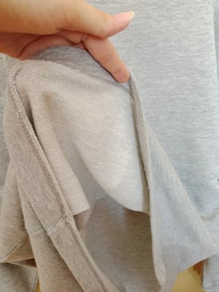 Sudadera gris con detalles en manga