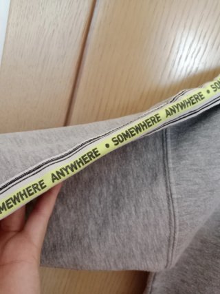 Sudadera gris con detalles en manga