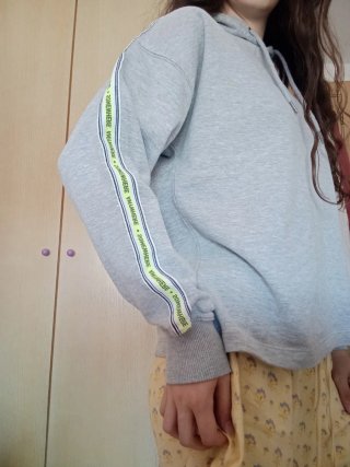 Sudadera gris con detalles en manga