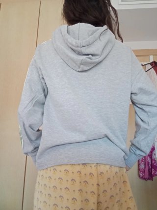 Sudadera gris con detalles en manga
