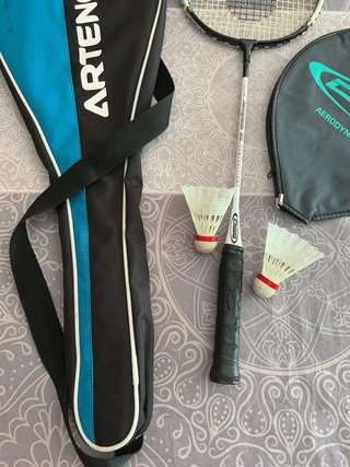 Pala de bádminton + 2 fundas + 2 volantes