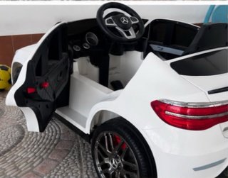 Coche eléctrico infantil blanco.