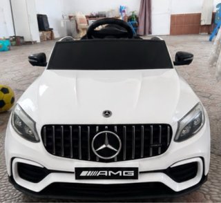 Coche eléctrico infantil blanco.