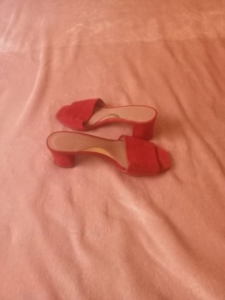 Sandalias rojas de tacón