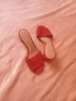 Sandalias rojas de tacón