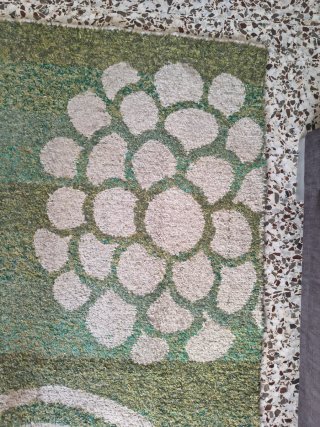 Alfombra de salón beige y verde