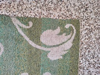 Alfombra de salón beige y verde