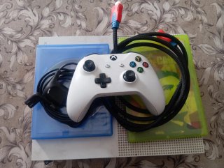 Se vende pley xbox one con dos juegos y el mando
