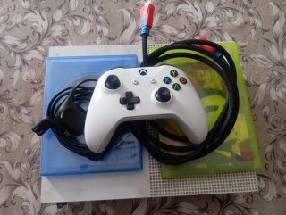 Se vende pley xbox one con dos juegos y el mando