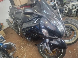 Suzuki Hayabusa Sportbike Negra
