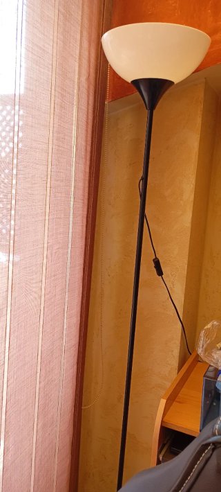 Lámpara de pie moderna negra y blanca