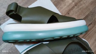 Sandalias verdes y turquesa