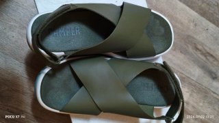 Sandalias verdes y turquesa