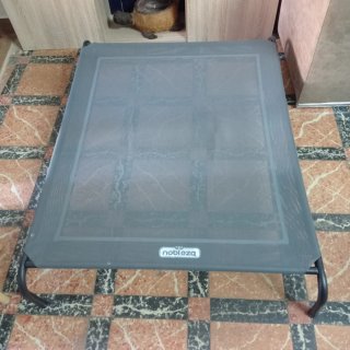 Cama elevada para perros gris