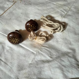 2 peonzas de madera con cuerda