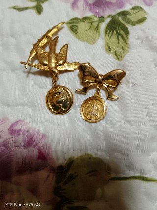 Broches dorados vintage pájaro y lazo